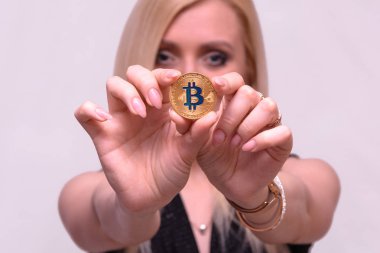 güzel bir sarışın kızın elinde altın bitcoin 