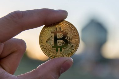  zemin üzerine altın bitcoin