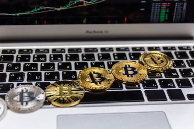  ile grafik ekran üzerinde klavye üzerinde altın bitcoin