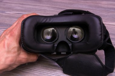 VR aygıt adam elinde