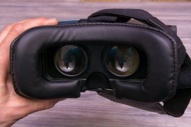 Adam arka plan, yandan cihazda VR yakın çekim