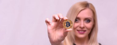 güzel bir sarışın kızın elinde altın bitcoin 