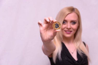 güzel bir sarışın kızın elinde altın bitcoin 