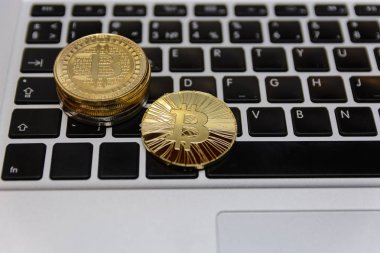 Not klavye üzerinde altın bitcoins yalan