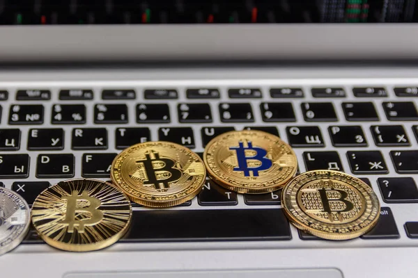  ile grafik ekran üzerinde klavye üzerinde altın bitcoin