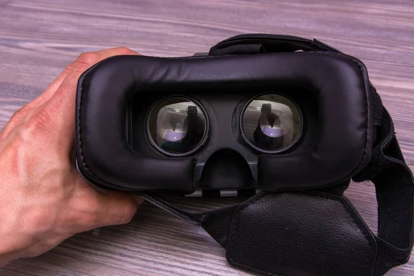 VR aygıt adam elinde