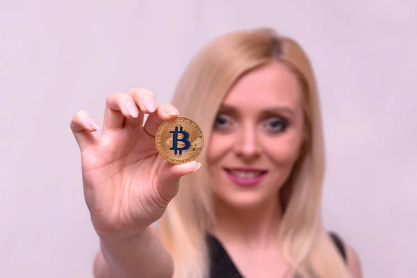 Golden Bitcoin Hand Beautiful Blonde Girl — стоковое фото