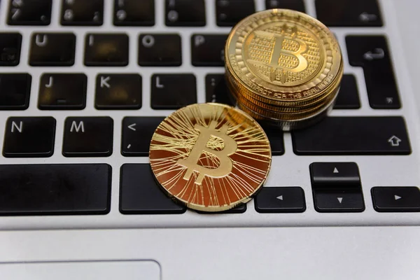 Not klavye üzerinde altın bitcoins yalan