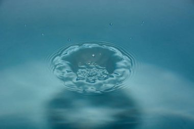 Splash arka plan üzerinde temiz su