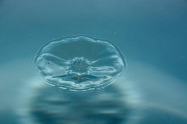 Splash arka plan üzerinde temiz su