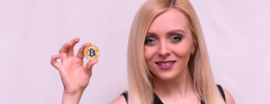 güzel bir sarışın kızın elinde altın bitcoin 