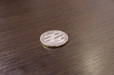 Ahşap arka plan üzerinde gümüş Litecoin