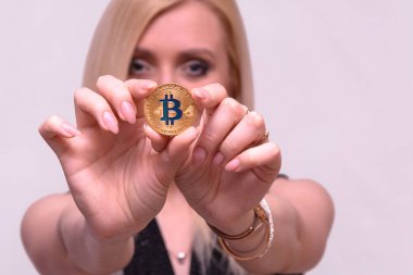 güzel bir sarışın kızın elinde altın bitcoin 