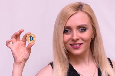 güzel bir sarışın kızın elinde altın bitcoin 