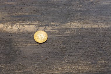  Arka plan üzerinde altın bitcoin