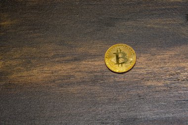  Arka plan üzerinde altın bitcoin