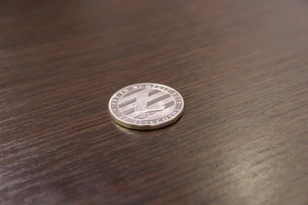 木製の背景にシルバー Litecoin — ストック写真