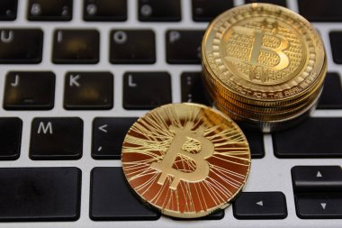 Not klavye üzerinde altın bitcoins yalan