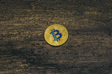  Arka plan üzerinde altın bitcoin