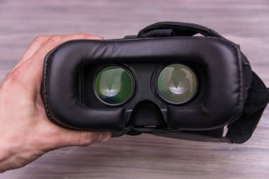  VR aygıt ahşap arka plan üzerinde