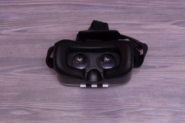  VR aygıt ahşap arka plan üzerinde