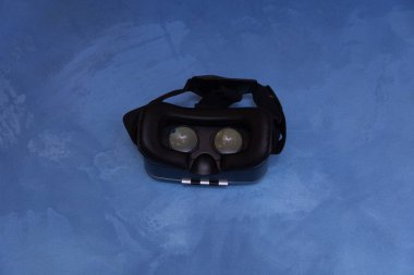  Mavi bir arka plan aygıtta VR