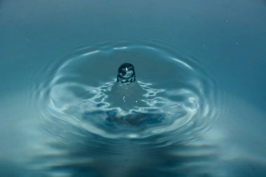 Splash arka plan üzerinde temiz su