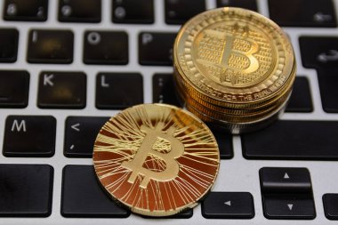 Not klavye üzerinde altın bitcoins yalan