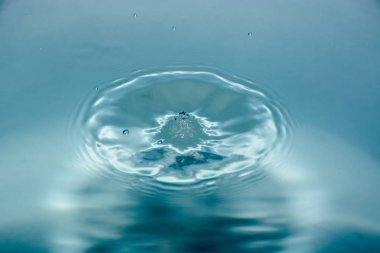 Splash arka plan üzerinde temiz su