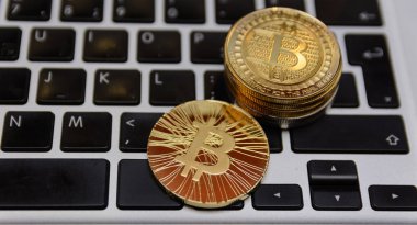 Not klavye üzerinde altın bitcoins yalan