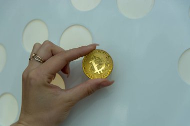  kadın parmakları altın bitcoin