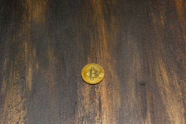  Eski arka plan üzerinde altın bitcoin