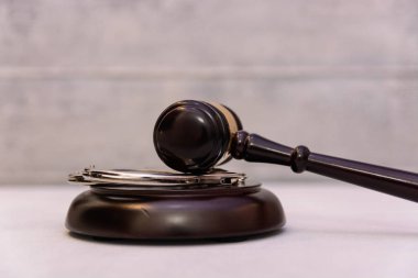 Hukuk ve gustice. Bir yargıç ve kelepçe beyaz bir arka plan üzerinde çekiç