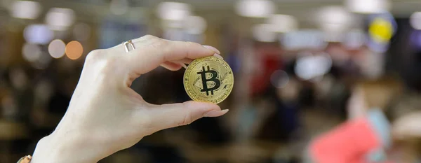 Bitcoin Oro Dedos Mujer — Foto de Stock