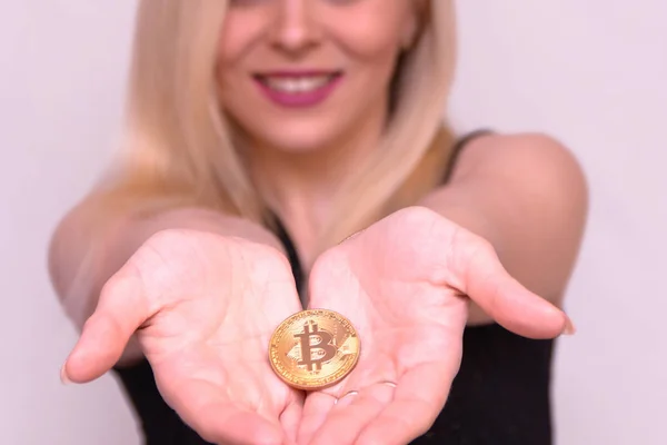 Bitcoin Doré Dans Main Une Belle Fille Blonde — Photo