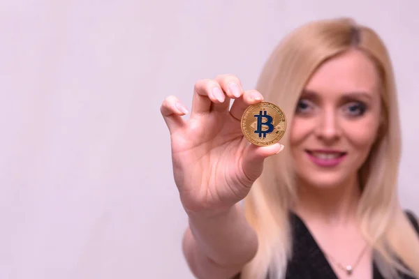 Золотий Bitcoin Руці Красива Блондинка Дівчина — стокове фото