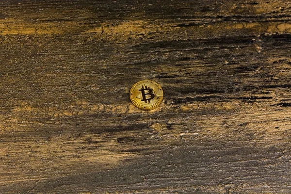  Eski arka plan üzerinde altın bitcoin