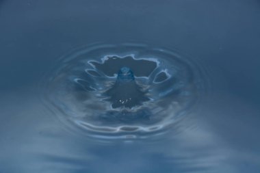 Splash arka plan üzerinde temiz su