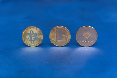  Kripto Döviz Alım bitcoin litecoin ve ethereum mavi zemin üzerine