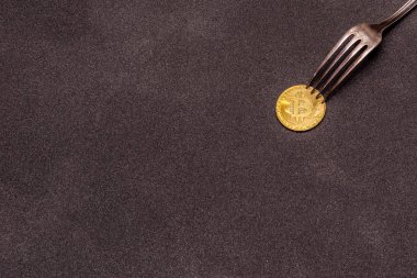  Gümüş çatal ile altın bitcoin yalan