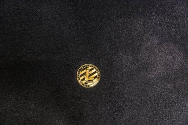  Bitcoin para ahşap arka plan üzerinde