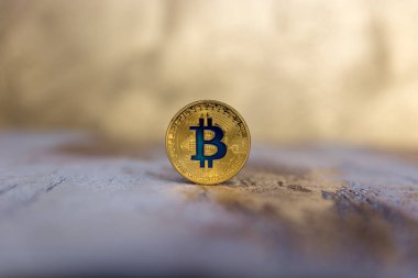  Altın bitcoin stand üzerinde arka plan bulanık