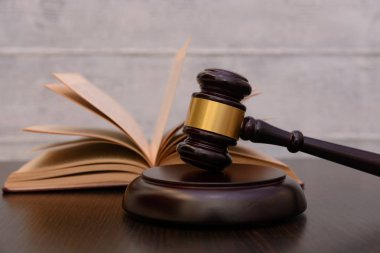 Yargıç tokmak yanında yığın kitap ahşap arka plan üzerinde