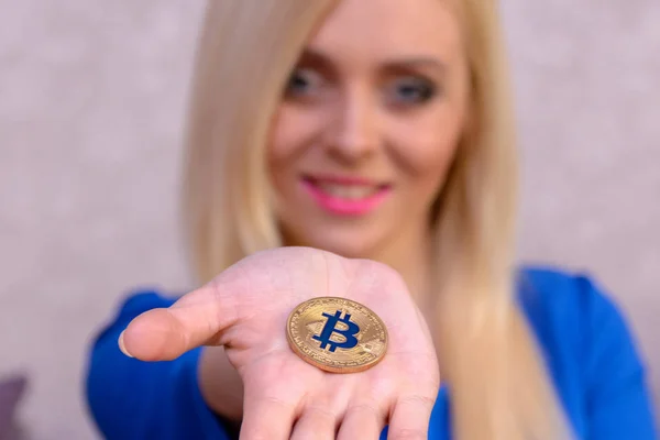 Bitcoin Oro Nella Mano Una Bella Ragazza Bionda Abito Blu — Foto Stock
