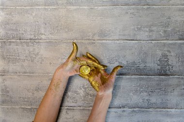  Arka plan üzerinde altın bitcoin