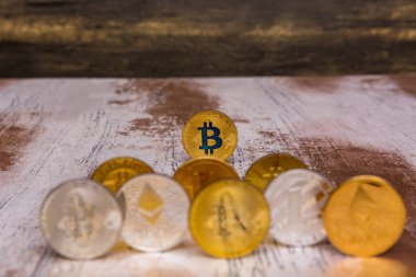  Altın bitcoin stand üzerinde arka plan bulanık