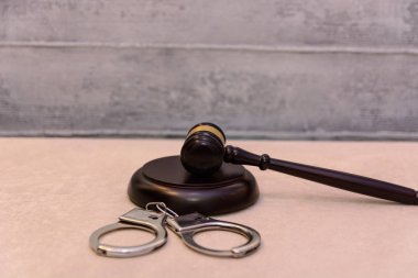 Hukuk ve gustice. Bir yargıç ve kelepçe beyaz bir arka plan üzerinde çekiç