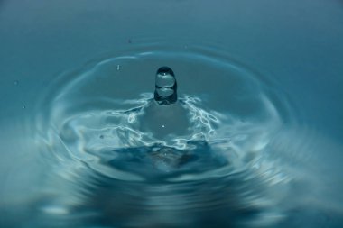 Splash arka plan üzerinde temiz su