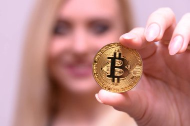 güzel bir sarışın kızın elinde altın bitcoin 