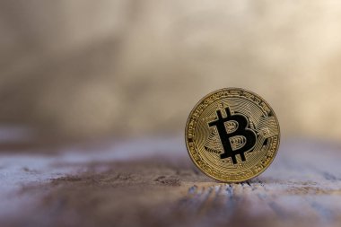  Altın bitcoin stand üzerinde arka plan bulanık
